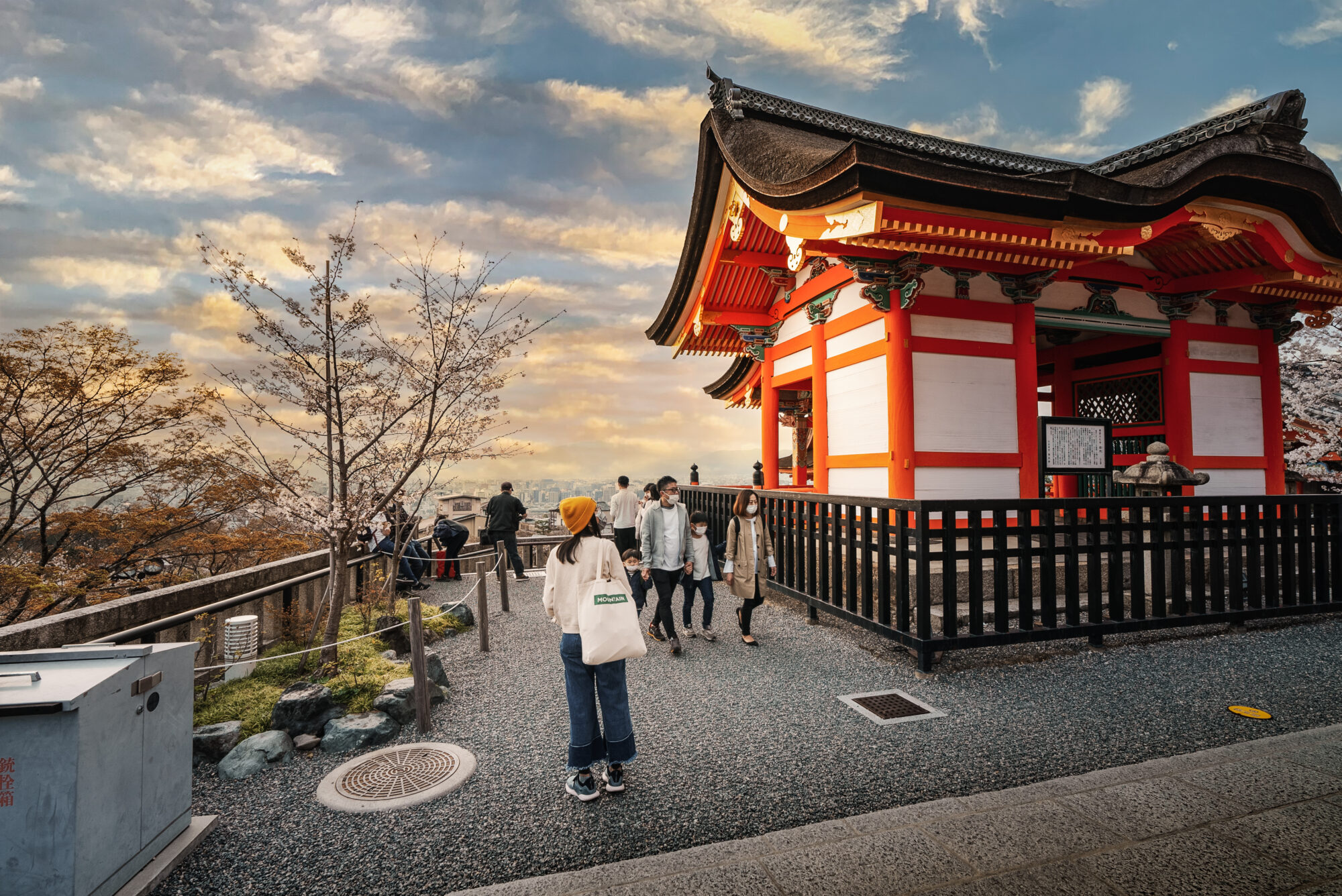 桜の季節 清水寺 三重塔付近を夕暮れ時に散策する人々 2021年3月撮影